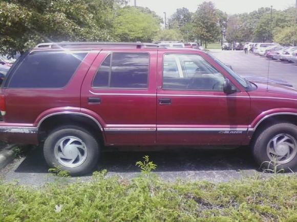 This is my Blazer. My truck is slowly falling apart and I cannot catch up with the repairs. I can work on it, however I don't have all the skills needed to make this Blazer work normally and look nice.