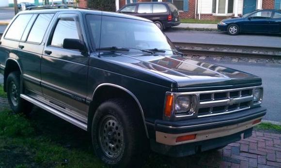 This picture was taken not long after I bought it. Ugh. I hate those running boards. They look like the running boards every body's grandfather had on his truck. Old mannish and ugly. I ripped them off not long after this pic was taken.