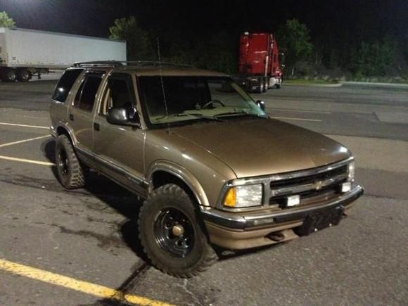 Taken the day i got the 31's on it with minor fender modification(with a hammer)