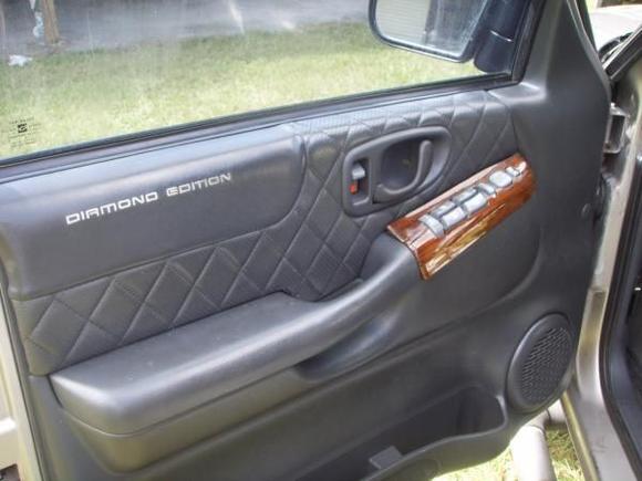 SSL11037 wood grain on doors and console