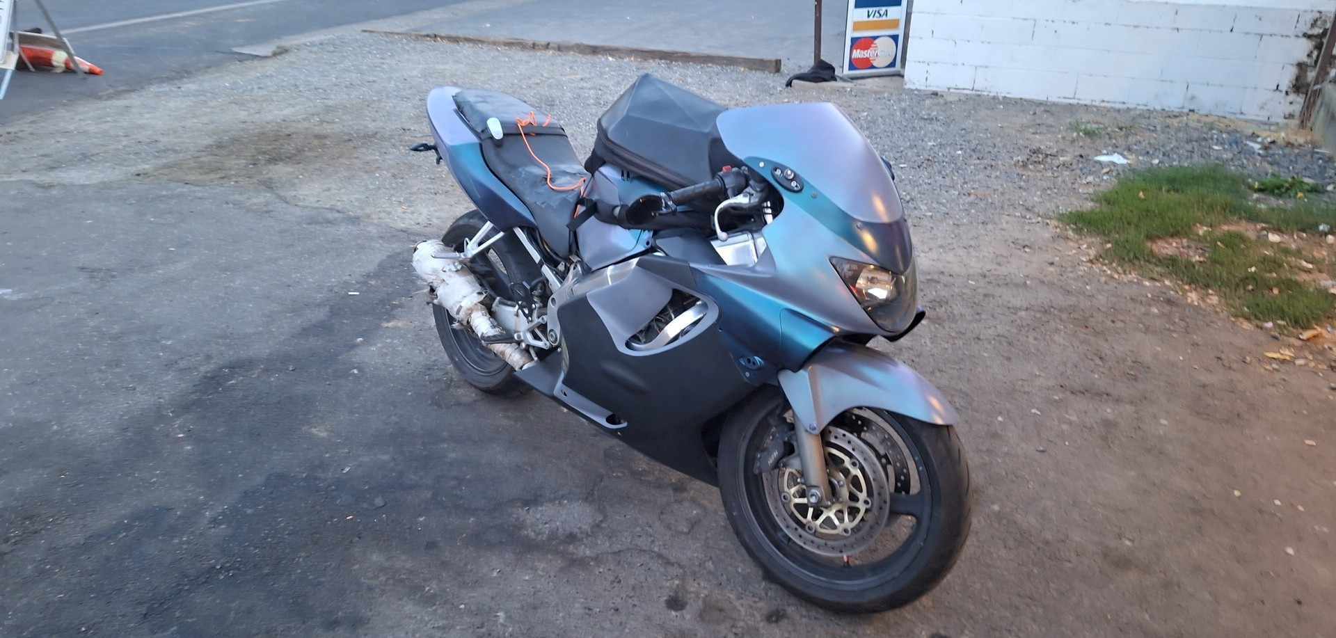 1999 cbr600f4 with colorshift paint. still working on the design.