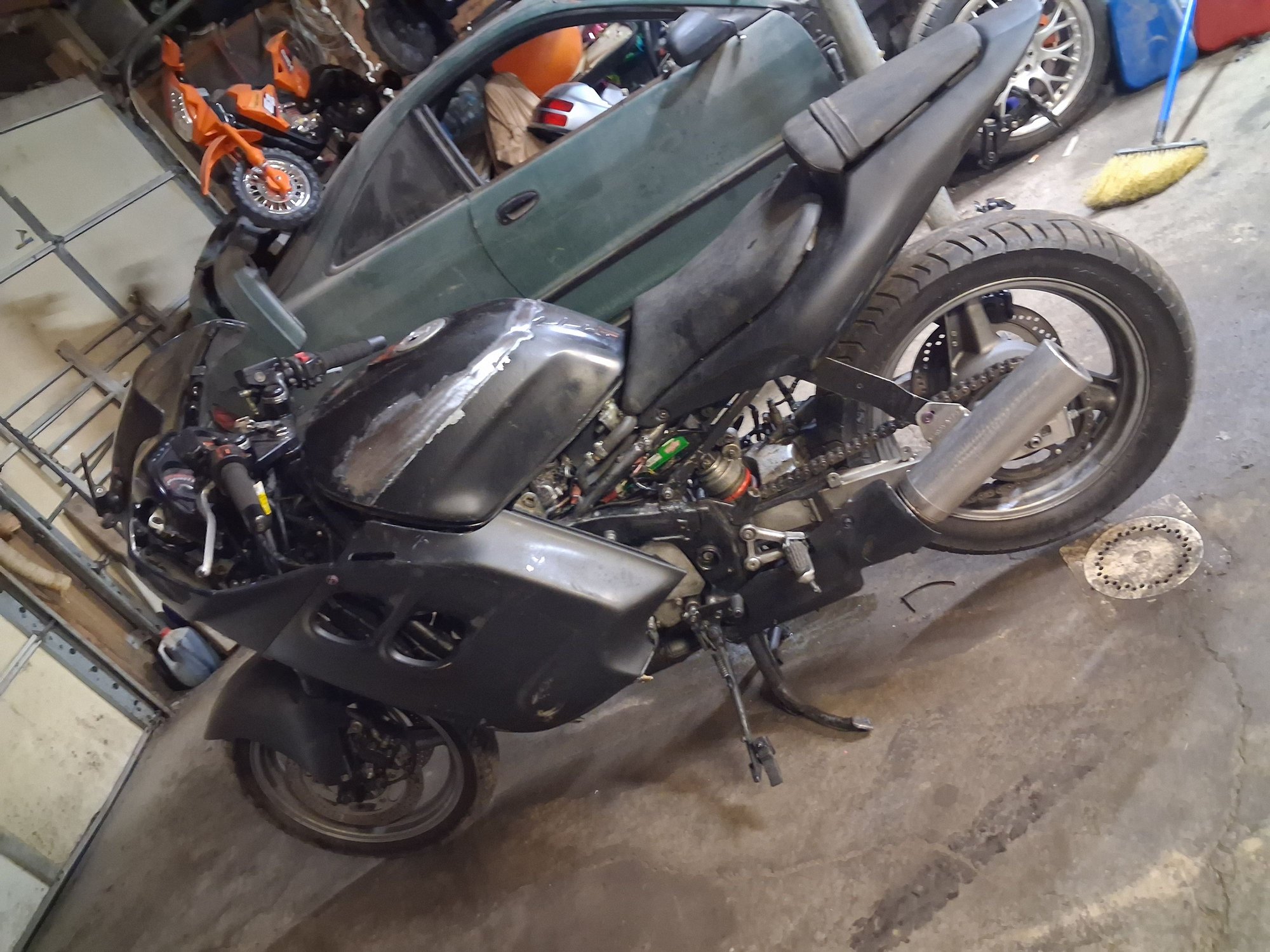 R6 tail with the front lower fairings on... the belley pan doesnt want to mount properly and the lower fairings poke out quite a bit due to the coolant inlet points on the 91 motor which ik are diff than the origial 87 ones they are meant to cover. 