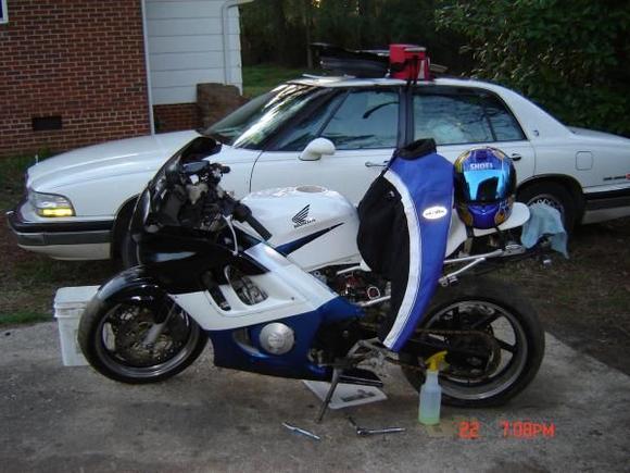 final paint job decisioon riding gear and helmet,minus the stripe on the gas tank.the top half will be black,and the bottom half white.The helmet, i dont like the newer model of these,i think i got the one that loks good,could use a new face shield though.