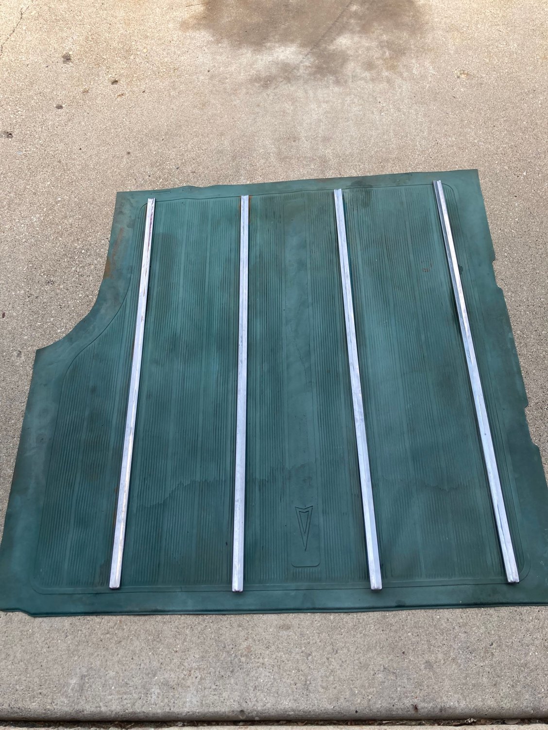 Station wagon cargo mat