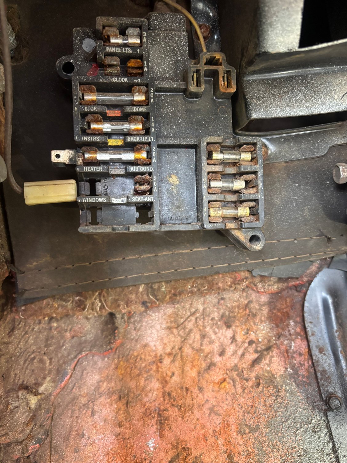 You can clearly see the rust build up in the fuse terminals. I think I know why nothing in the instrument cluster works