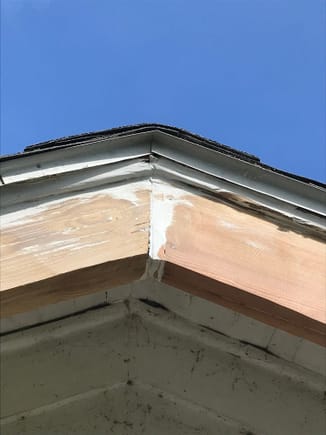 These two pieces of fascia are mis-aligned at the ridge (peak).