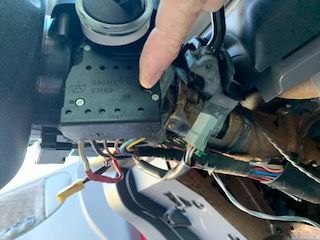 This is a look from the key side, you can see that black box where the wires enter doesnt look like something I need to be taring into...ugh