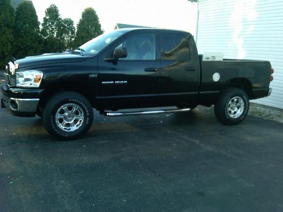 2" Leveling, 285/70/17 with Pro Comp 17x9 5-5.5 rims, tool box, gas cap, bug shield, and nerf bars added!!  Front end Elevated 5 " total!!!