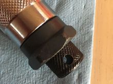 Loosened the bottom knob by hand and the adjusted the torque wrench to 20 inch pounds, then tightened the knob
