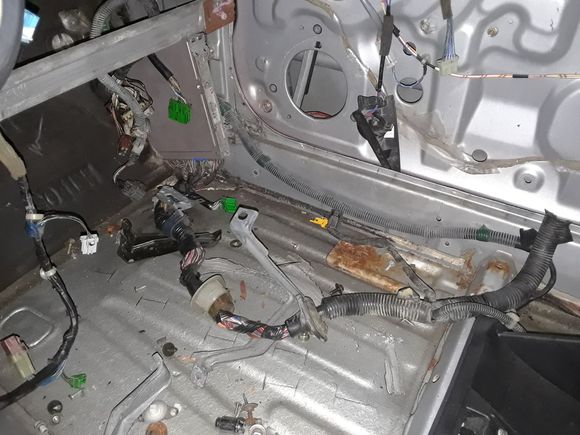 Civic harness (engine bay harness or motor harness that was cut from motor and motor pulled before i got my hands on the vehicle) ECU plugs are intact and so is the  Green C131 plug.