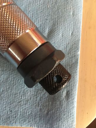 Loosened the bottom knob by hand and the adjusted the torque wrench to 20 inch pounds, then tightened the knob