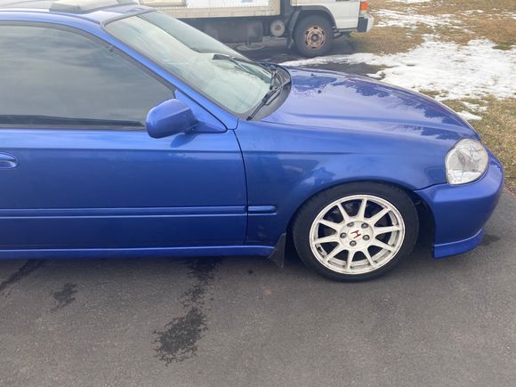 Replacement OEM fender, lucked out finding a blue one but you can see the color is off. Paint/side marker later. 