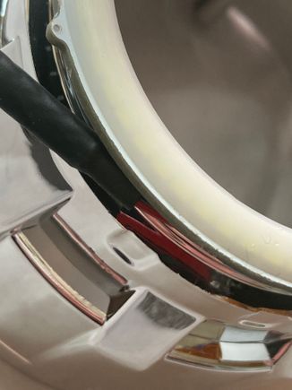 The wiring off the back of the halo will not allow it to mount flat on the shroud.
