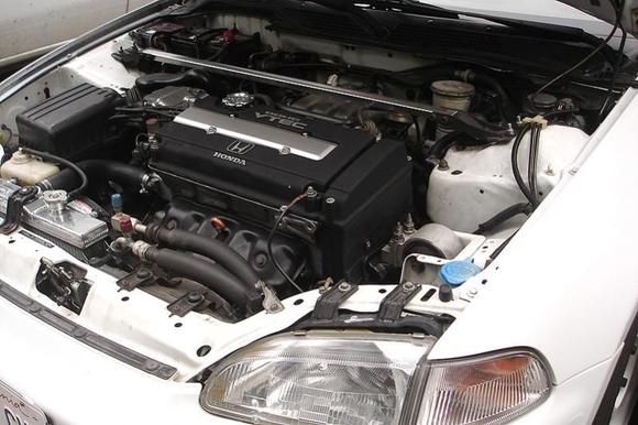 Another view of the B18C1 sitting in it's new home. The JDM ITR strut bar is also visible.