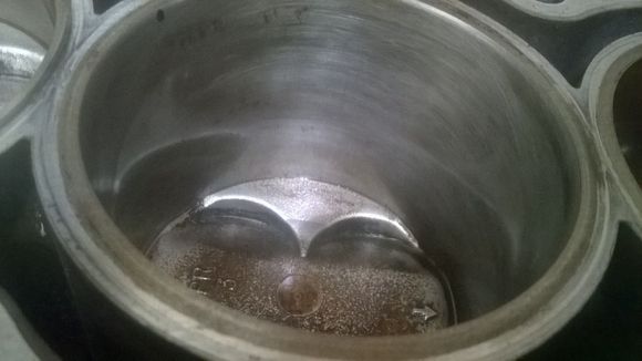 some scratch on this cylinder walls but no lips/ridges