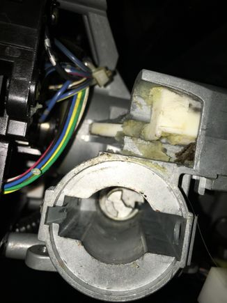 The white piece above the lock cylinder is the slider I'm referring to. The cable is connected behind it.