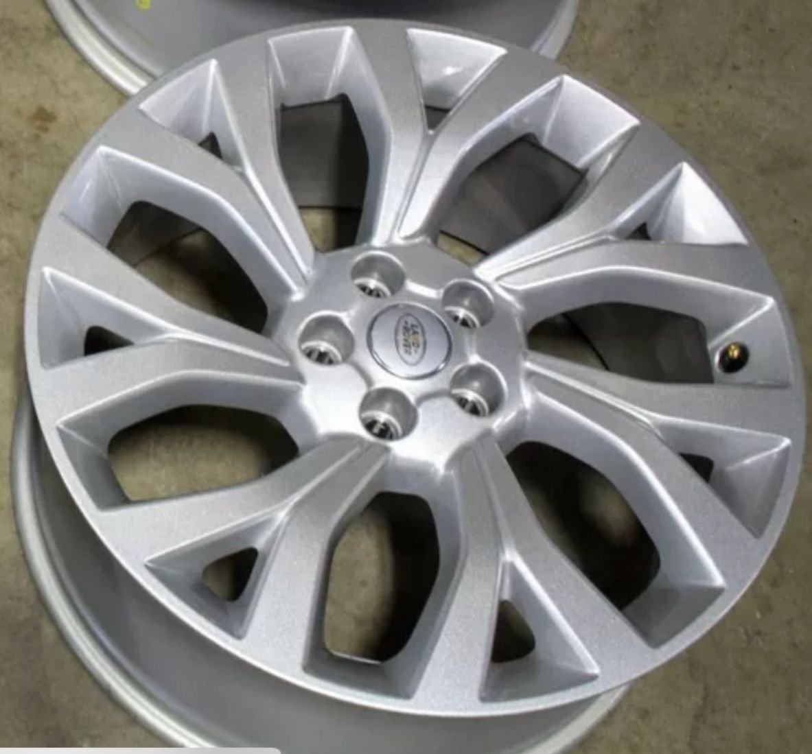 Wheels and Tires/Axles - 21” OEM wheel - Used - 2014 to 2021 Land Rover All Models - New Hartford, CT 06057, United States