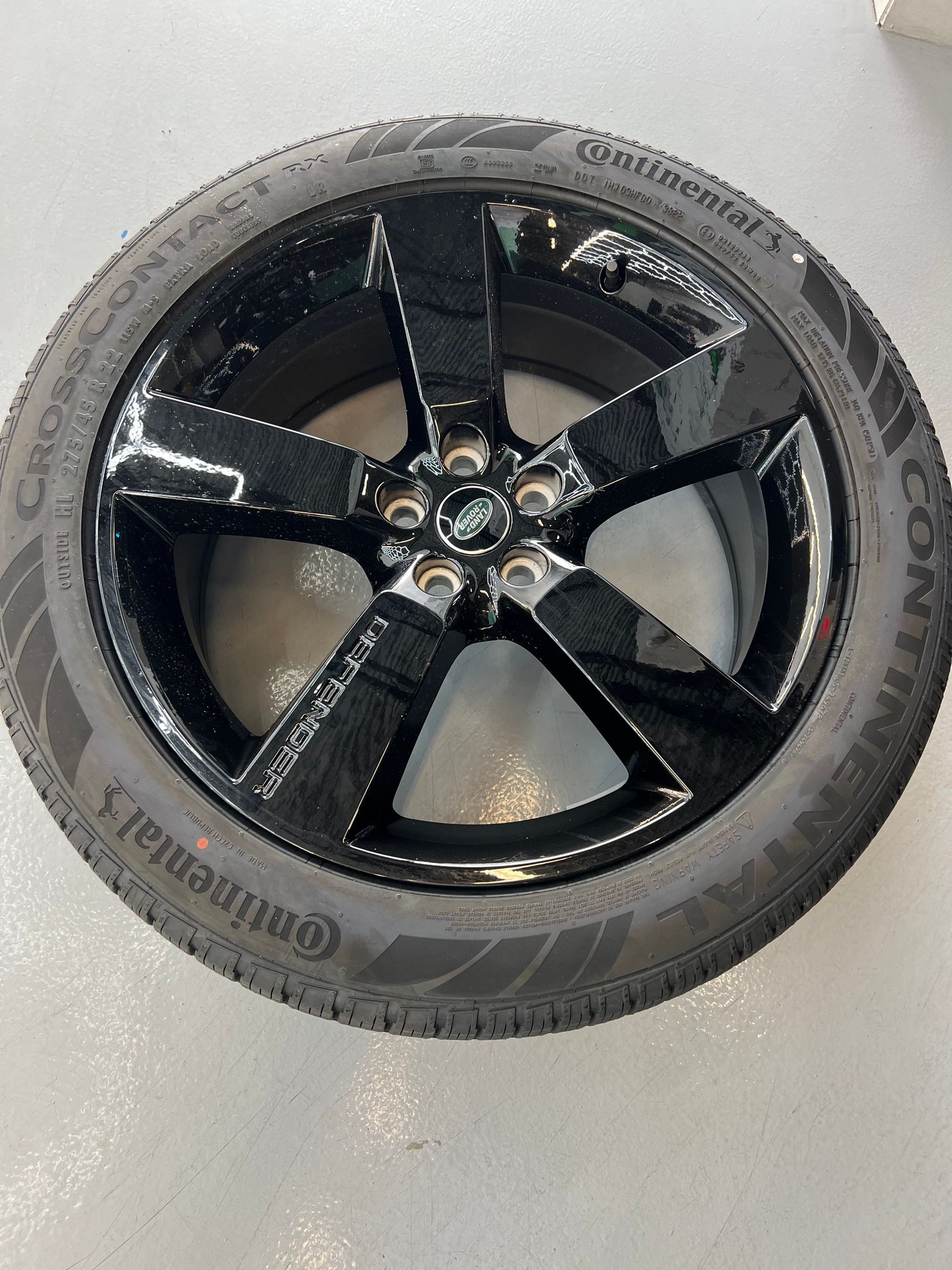 Wheels and Tires/Axles - Land Rover Defender Factory OEM 22" set 5 Gloss Wheels, Tires, carbon fiber interior - New - 2020 to 2024 Land Rover Defender 110 - Boca Raton, FL 33496, United States