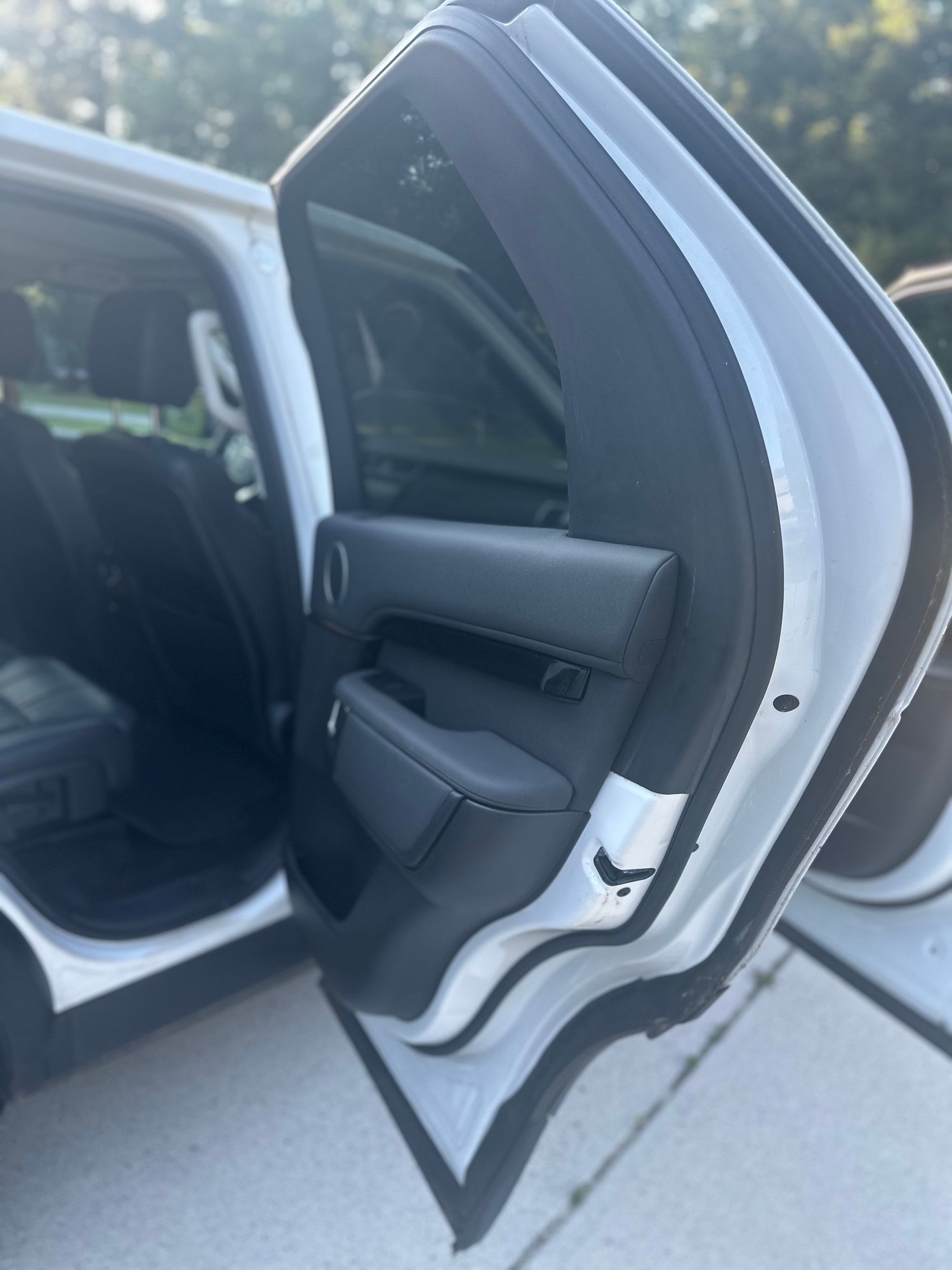 2019 Land Rover Discovery - 2019 Land Rover Discovery for sale - Used - VIN SALRG2RV6KA093982 - 97,000 Miles - 6 cyl - 4WD - Automatic - Truck - White - Powder Springs, GA 30127, United States