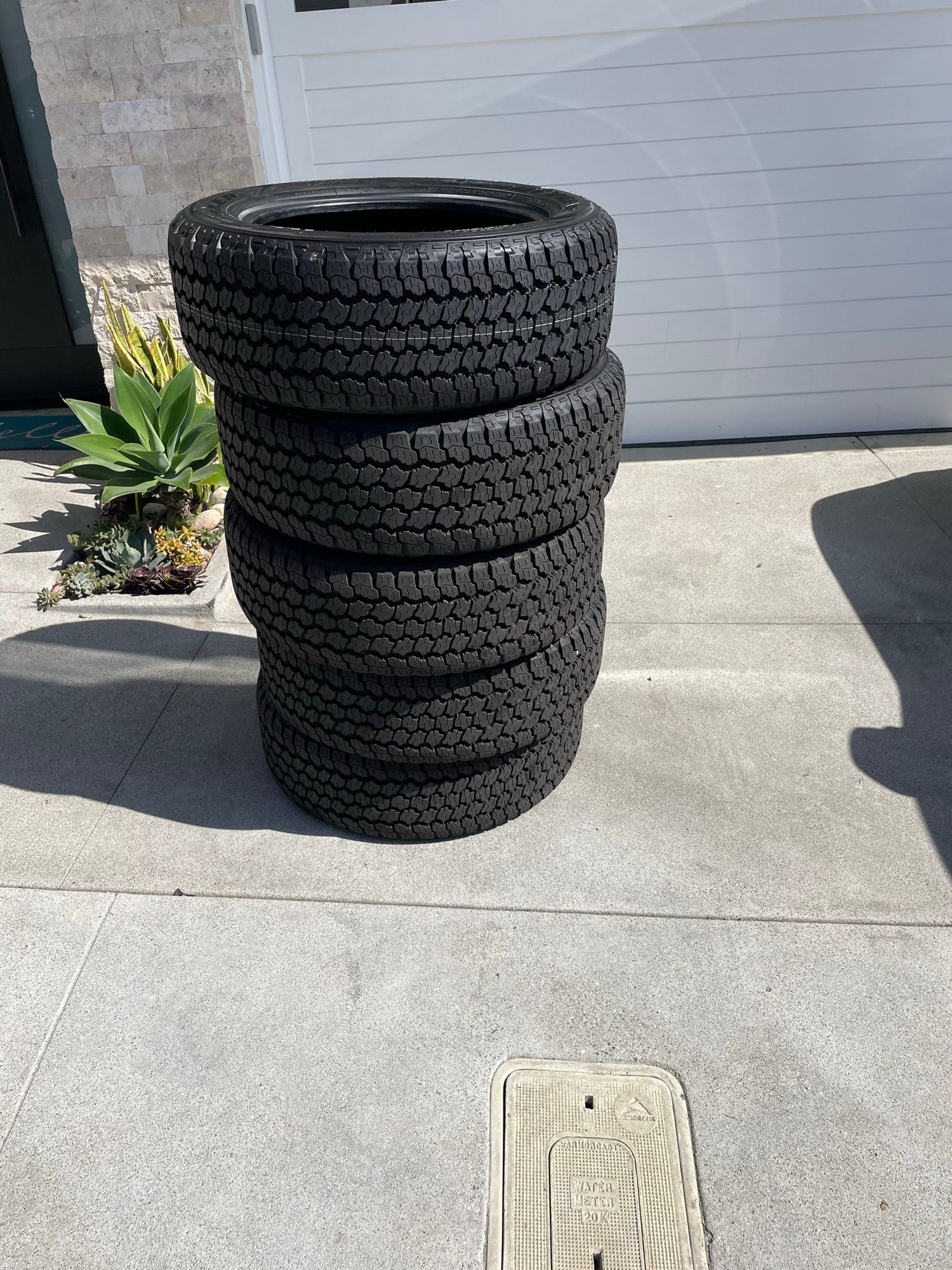 Wheels and Tires/Axles - 5 New (170 miles) Goodyear Wrangler 255/60/20 OEM Tires - Los Angeles - New - 0  All Models - Los Angeles, CA 90266, United States