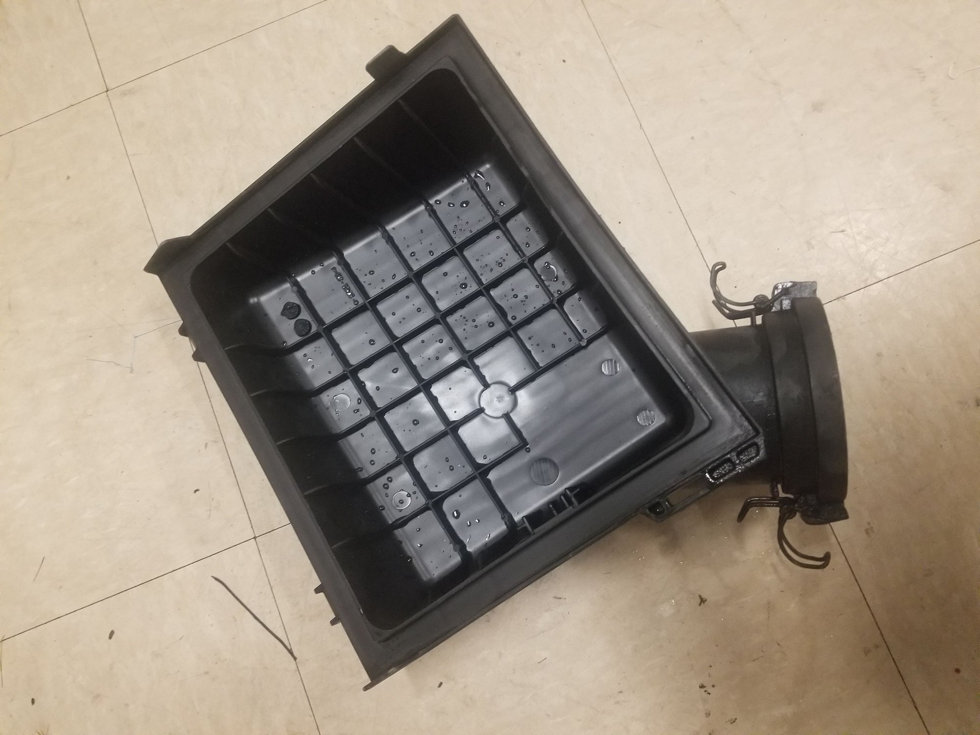 Engine - Intake/Fuel - D1 Air Intake Box - Used - 1999 to 2002 Land Rover Discovery - Trenton, NM 08648, United States