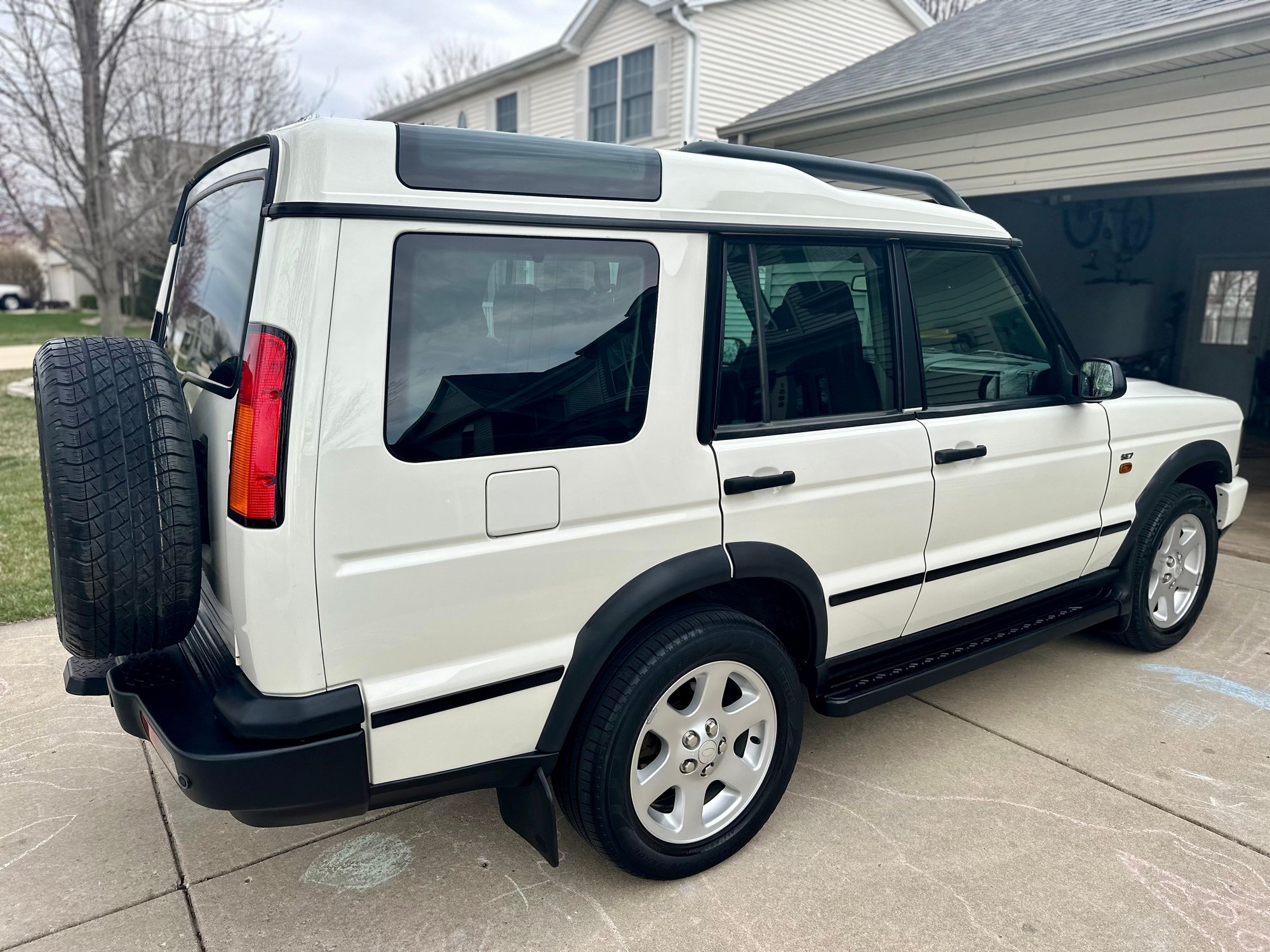 2004 Land Rover Discovery - 2004 Land River Discovery - Used - VIN SALTW19494A865677 - 115,000 Miles - 8 cyl - 4WD - Automatic - SUV - White - Normal, IL 61761, United States
