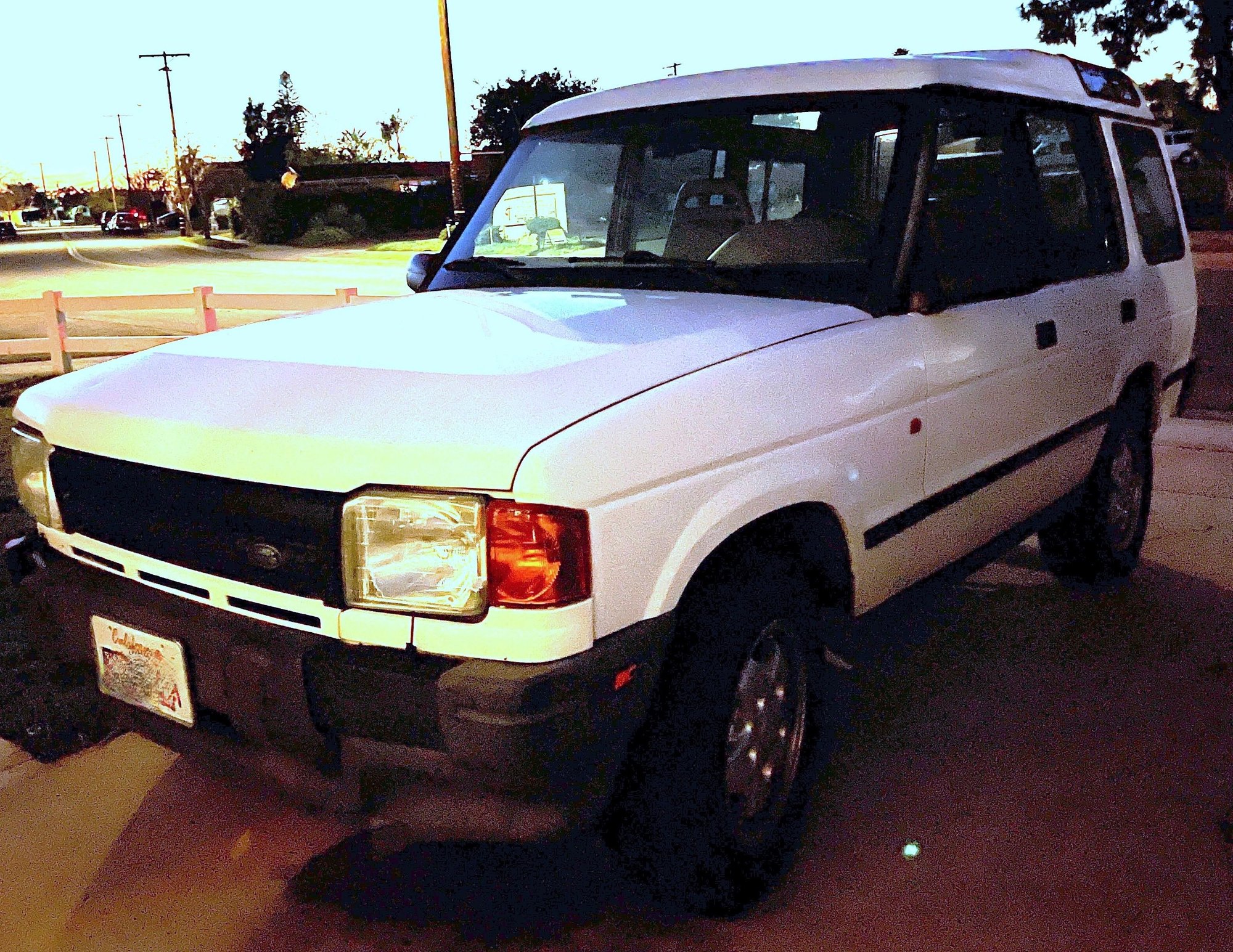 1995 Land Rover Discovery - 1995 Discovery for sale - low miles $2900 - Used - VIN SALJN1240SA141491 - 8 cyl - 4WD - Automatic - SUV - White - San Diego, CA 92120, United States