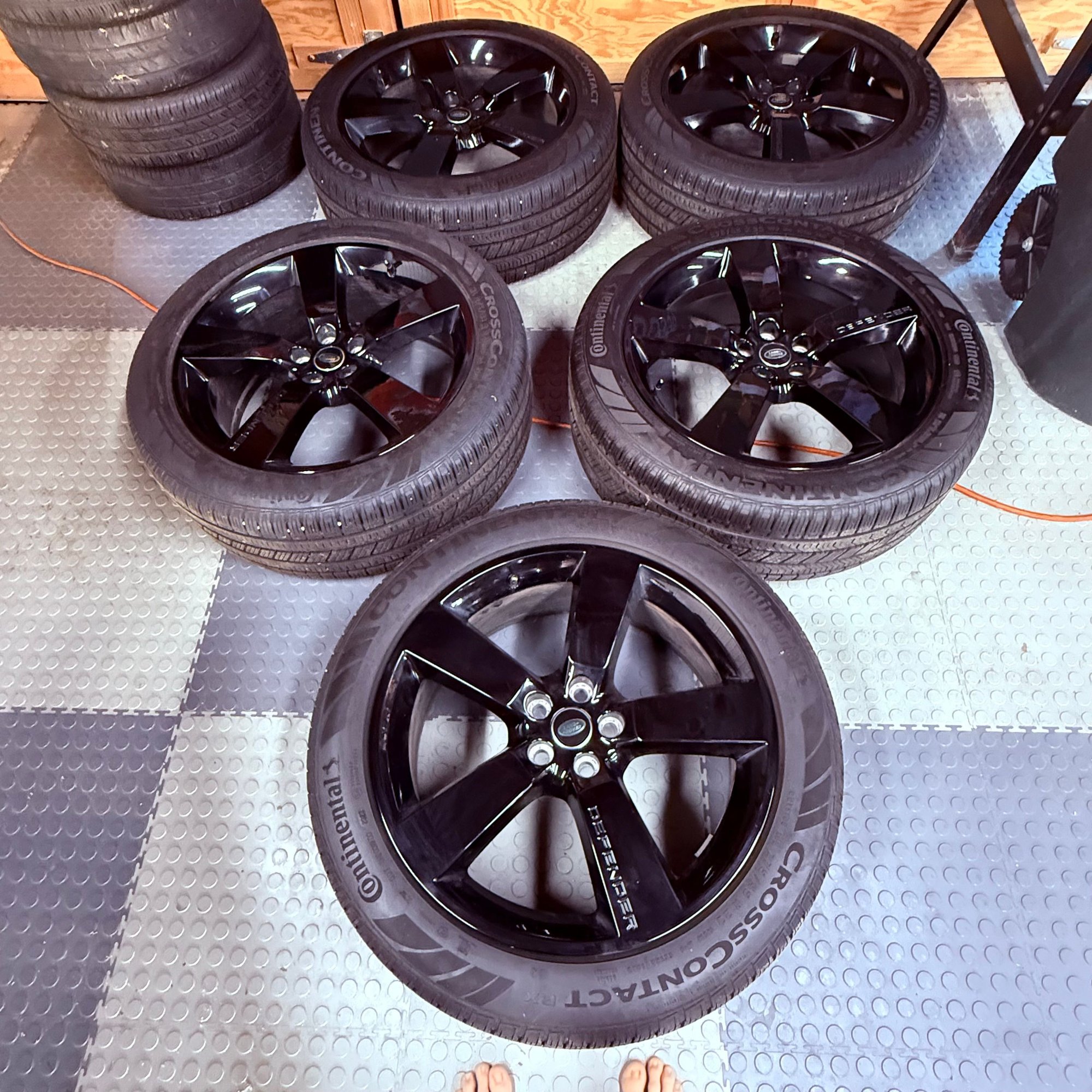 Wheels and Tires/Axles - Excellent Factory 22 Wheels and Tires from a 2023 Defender 90 - Used - 2021 to 2024  All Models - Naperville, IL 60564, United States