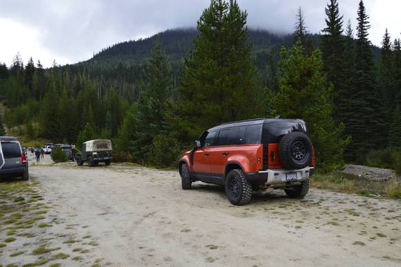 Don at Rovaloution's nice new Defender in orange wrap. 