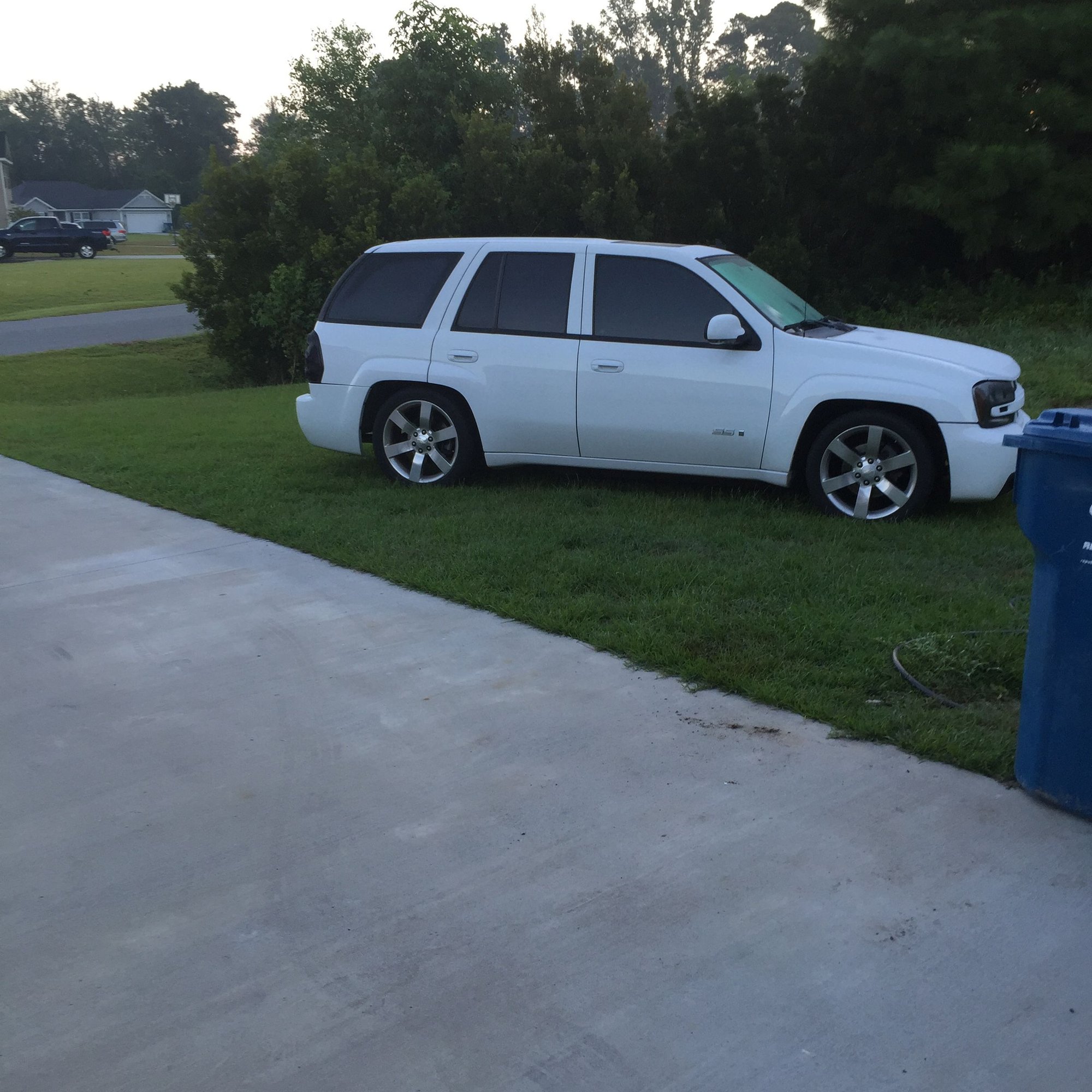2007 Chevrolet Trailblazer - 2007 Chevy Trailblazer SS - Used - VIN 1GNES13H972261656 - 8 cyl - 2WD - Automatic - Truck - White - Bellmore, NY 11710, United States
