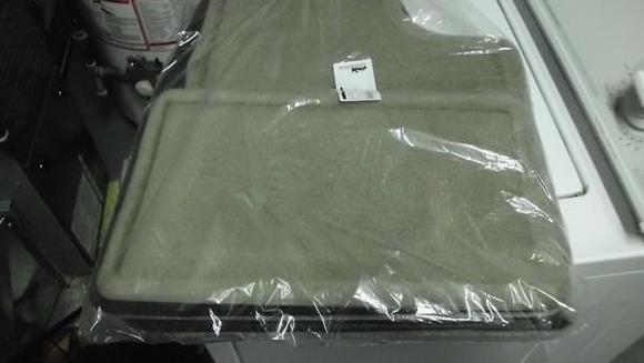 Set of 4 Neutral Floor Mats Rear mats Pictures.
$40.00 Firm- No shipping.