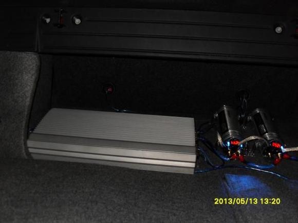 2400 watt hifonicks mars gen. x amp, 2 2.4 farad compacitors
