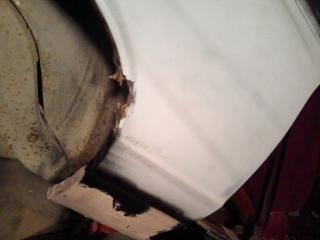 another surprise, a hole in the fender, ill get that welded up in no time, its just a small one