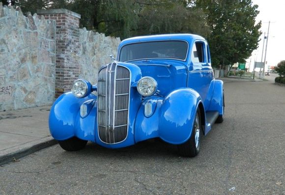 Sitting outside Graceland waiting on the King.