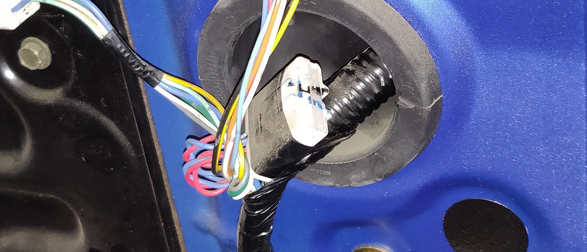 Unknown connector - MY350Z.COM - Nissan 350Z and 370Z Forum Discussion