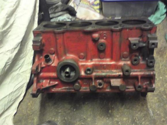old block was told its 1.7 have accralite pistons with it, clean in other pic
