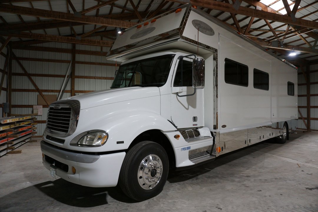 Used 2005 38' Renegade Classic Motorhome for Sale in MARENGO, IL