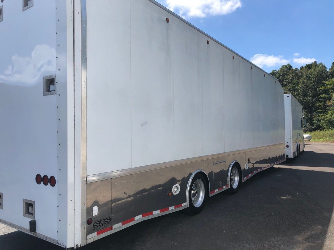 2003 S&S TOTERHOME & 38' LIFTGATE RACE TRAILER for Sale in Paducah, KY
