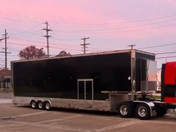 2008 renegade  44 ft with liftgate