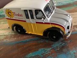 1/24  Borden Milk Delivery Truck Danbury Mint