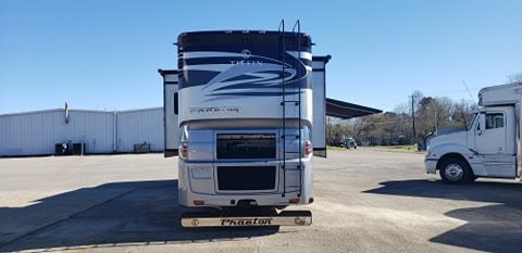 2018 Tiffin Phaeton 40' 4 Slides Bath & Half 450HP Cummi