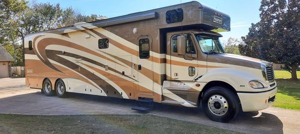 2011 Haulmark 45' Motorhome Bath & Half 2 Slides
