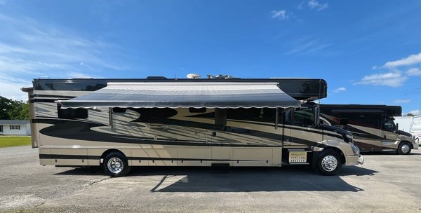 2009 Haulmark 40' Full Body Paint 2 Slides
