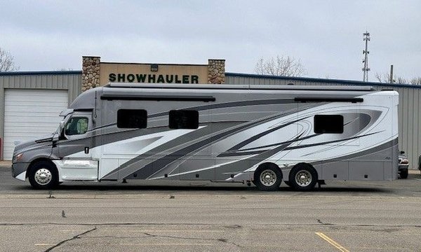 2024 SHOWHAULER  