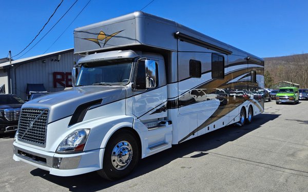 2017 Volvo VNL Showhauler 45'  