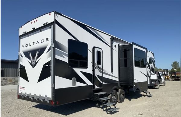 2021 Keystone Keystone RV Voltage 3571 *fifth wheel*