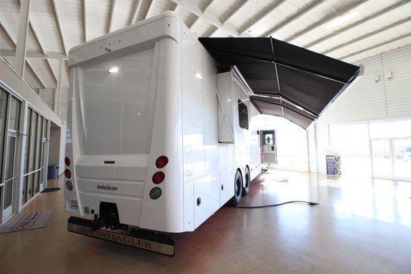 2019 Showhauler 1.5 Bath w/ Bunks 600HP