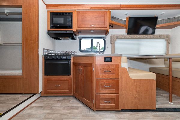Used 2018 Winnebago Minnie Winnie 31G bunkhouse class C moto for Sale $66,990