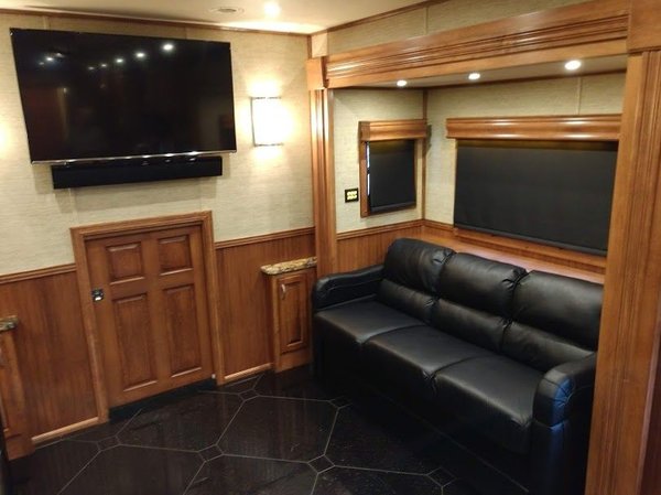 2016 Showhauler 45' 3-Slides Motorhome/Toterhome Peterbilt C