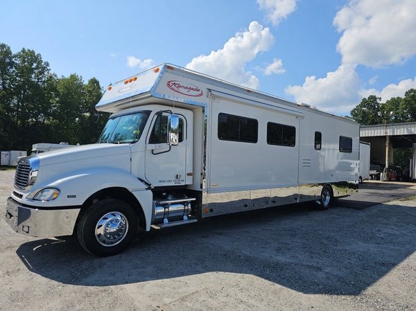 2004 RENEGADE 30 FOOT BOX 